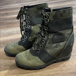 Sorel Women's Camouflage and Black Lace-Up Boots